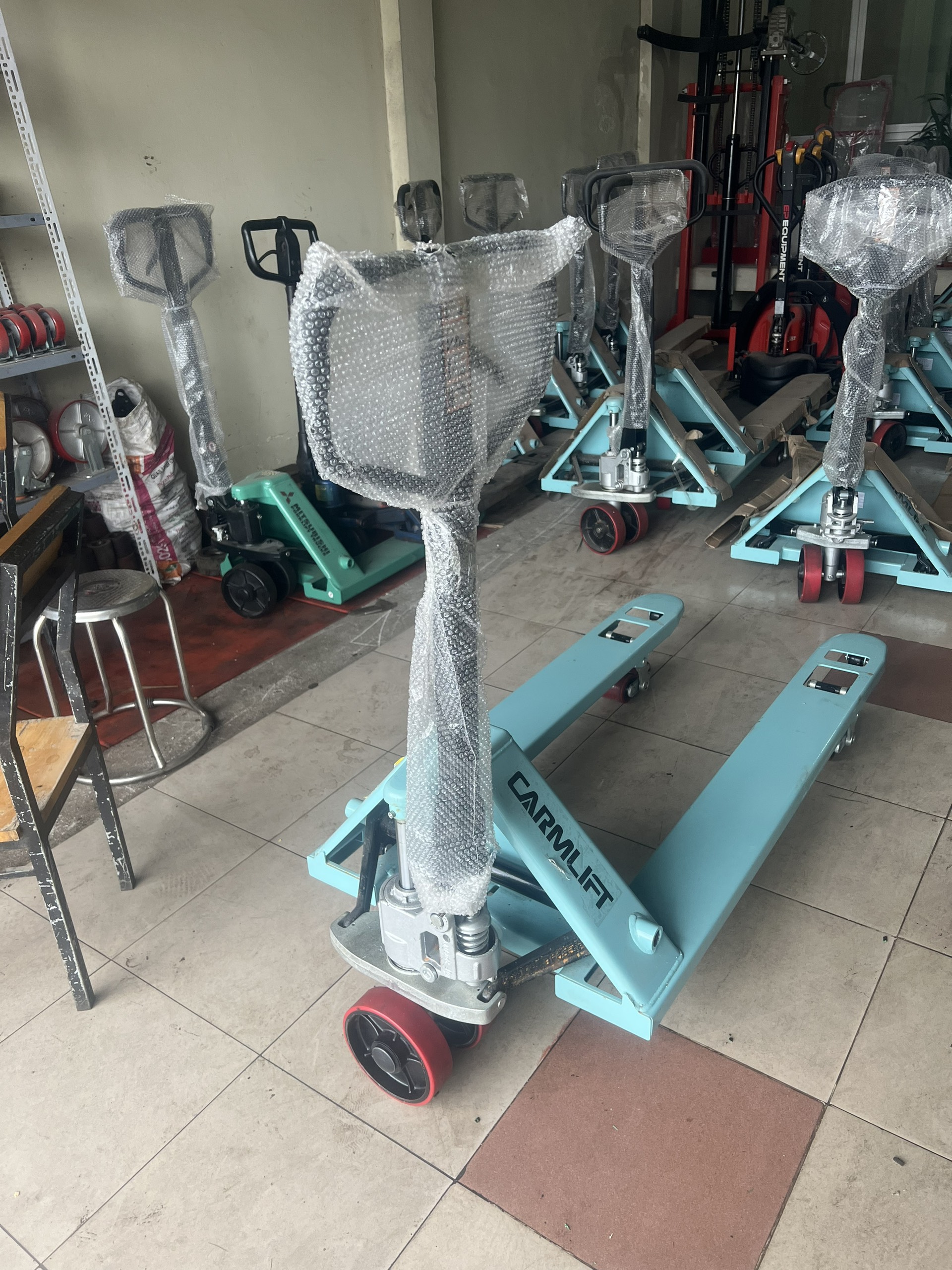 Xe nâng tay thương hiệu CARMLIFT