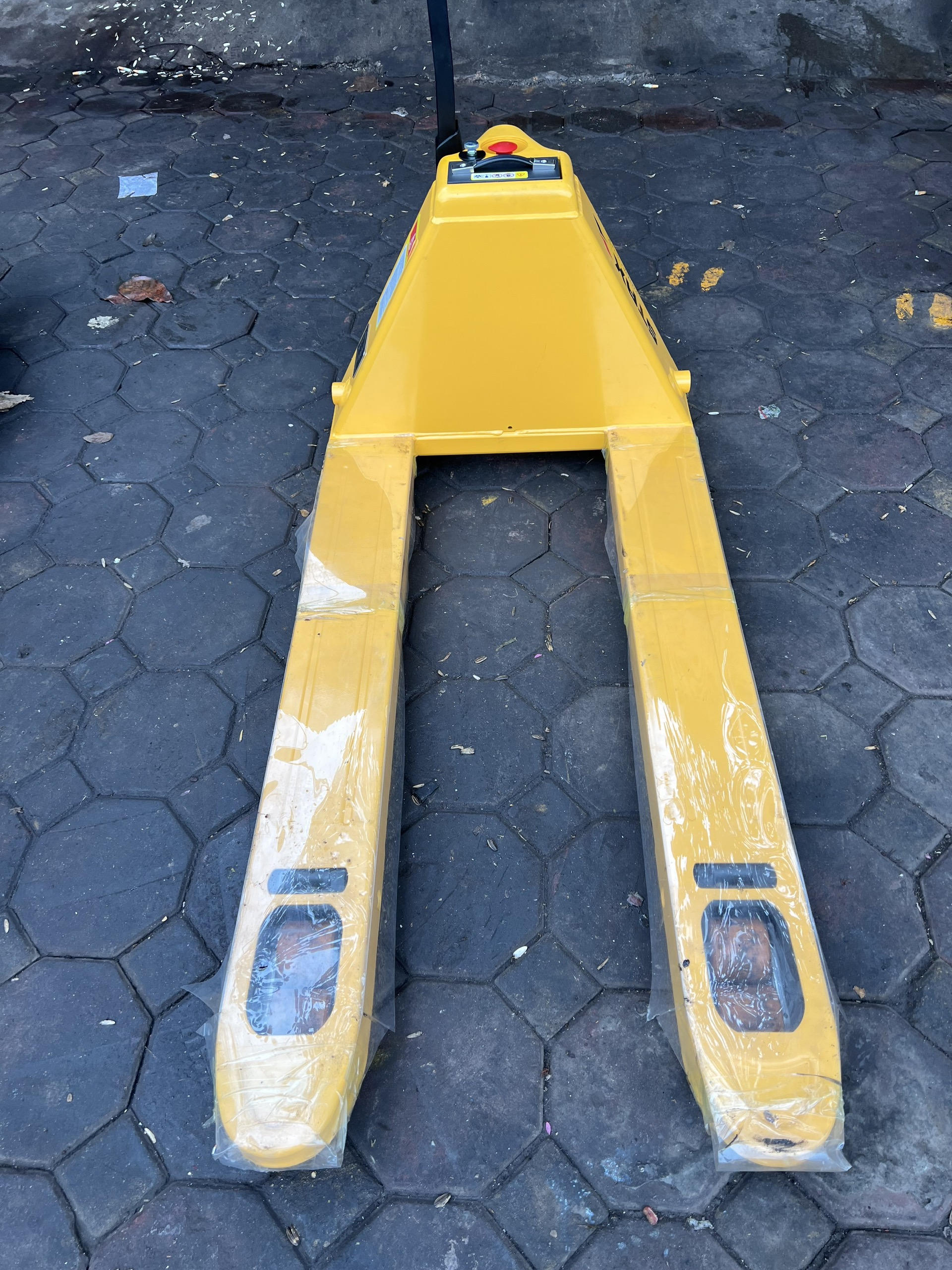 Xe nâng tay thấp hoạt động bằng điện